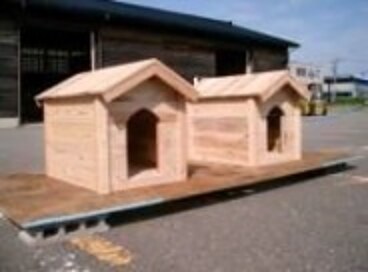 試験前の木製小屋2棟