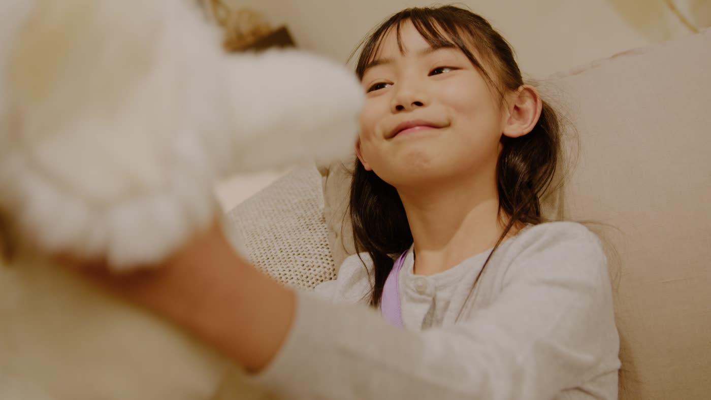 ぬいぐるみを抱きしめる女の子